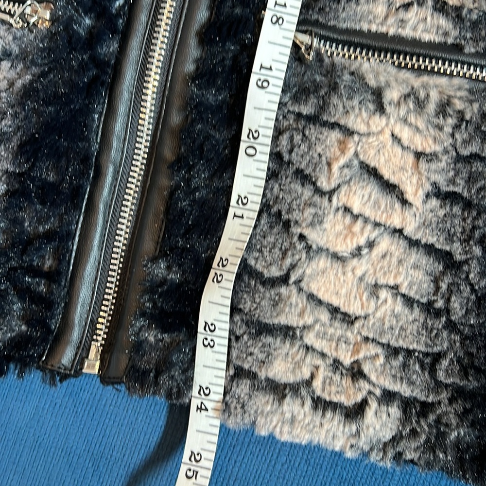 Absolutely stunning faux fur zippered sweater by belldini. - Picture 9 of 12